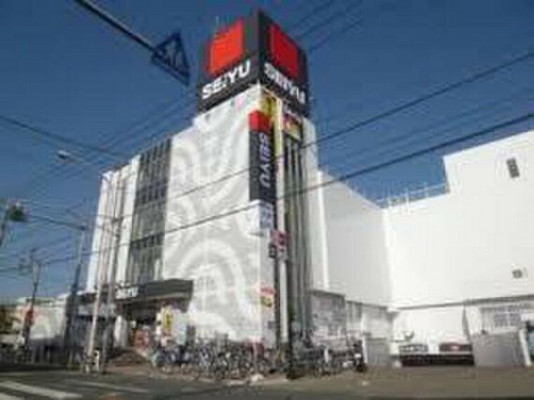 スーパー 西友鳩ヶ谷店（650m）「鳩ヶ谷」駅東口からのアクセスのしやすさに加え、1階は24時間営業であり、この上ない利便性が多くの人に支持されている。