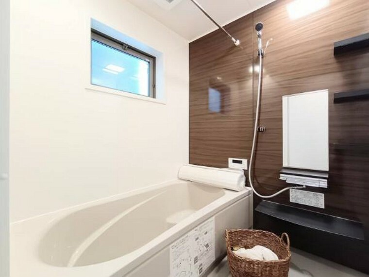 落ち着いた空間を演出するカラーとゆったりお使い頂ける広さが魅力のバスルーム。浴室乾燥機も付いており、いつでも快適で心地の良いバスタイムを実現できます。