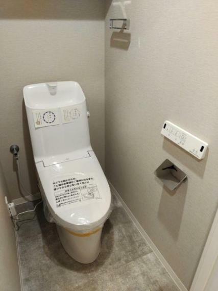 トイレ 上部吊戸棚付き 温水洗浄便座一体型トイレ　フロアタイル貼替