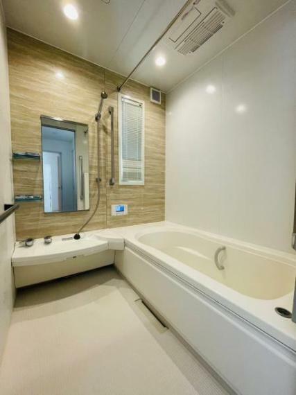 浴室 窓もあり、換気がしやすく掃除もラクチン！真っ白な浴槽は清潔感がありますね！ 浴室乾燥付きで雨の日の洗濯も安心です!!