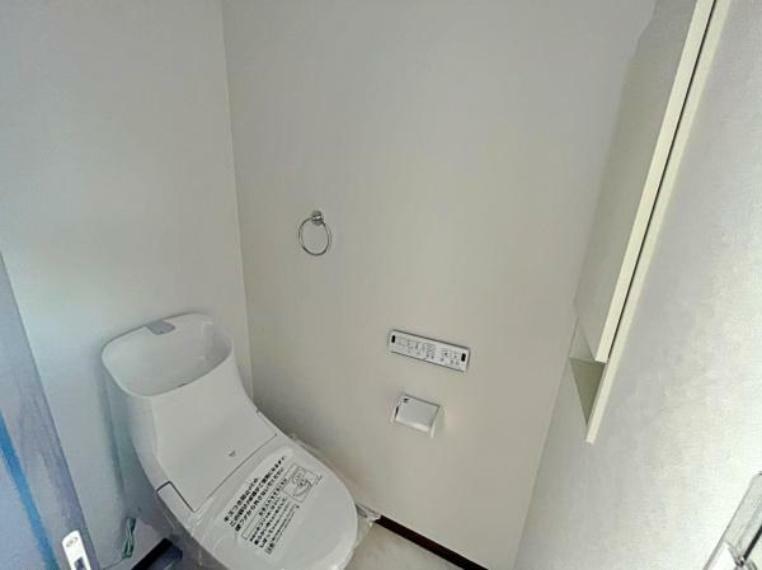 トイレ スッキリとした温水洗浄便座トイレです。お手入れやお掃除が簡単なシンプルなデザインです.
