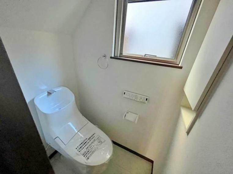 トイレ スッキリとした温水洗浄便座トイレです。お手入れやお掃除が簡単なシンプルなデザインです.