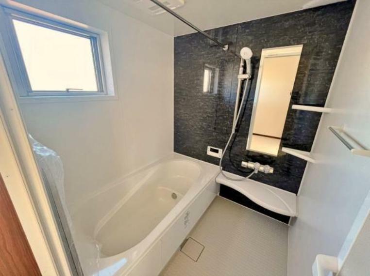 浴室 ～Bath～シックなアクセントパネルが高級感を演出。ゆったりくつろげるバスルームです。