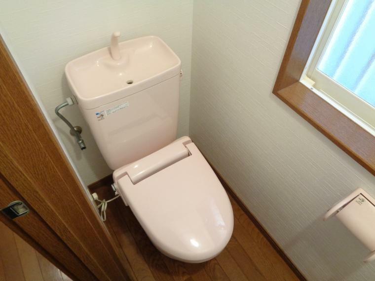 トイレ 窓付の明るいトイレです。こちらは1階です。