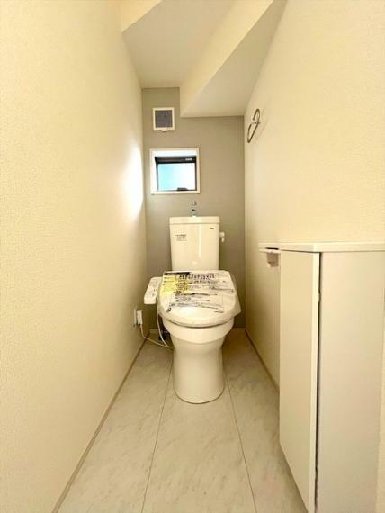 トイレ いつも綺麗に清潔に！ウォッシュレット付きトイレです。もちろん窓も付いてるので空気の入れ替えも楽にできます。 ■昭島市田中町1　新築一戸建て■