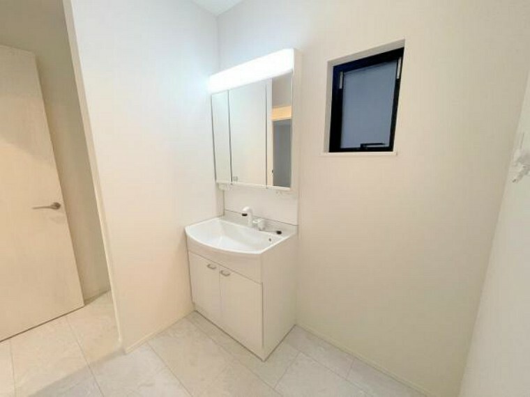 洗面化粧台 ■収納スペース・三面鏡洗面台のある収納豊富な洗面室です