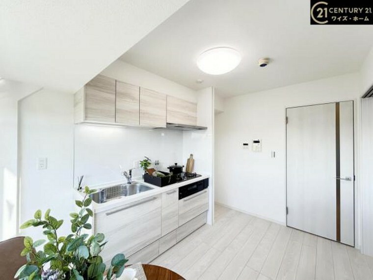 ダイニングキッチン 大型収納スペースが備わった快適なキッチンスペース。キッチン周りを綺麗にスッキリとした空間が保てます。