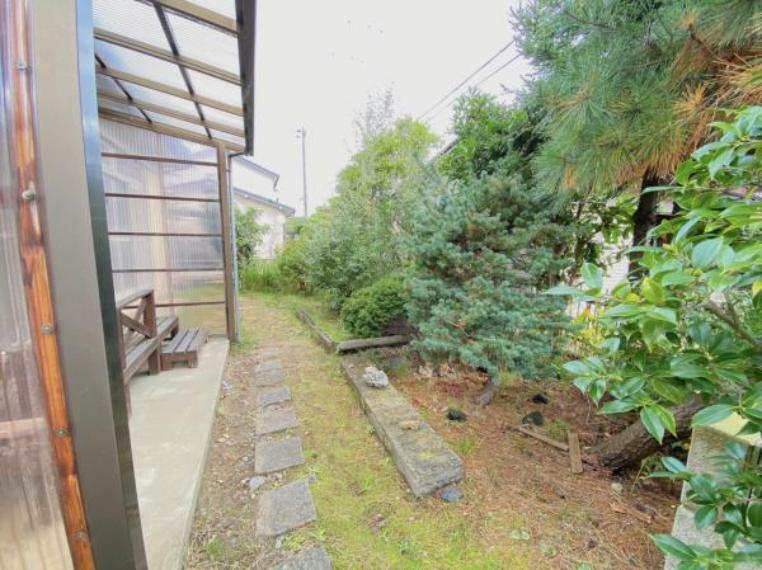 庭 【リフォーム中】LDKから庭に出ることができます。庭木は伐採し、不要なコンクリートブロックなどは撤去します。