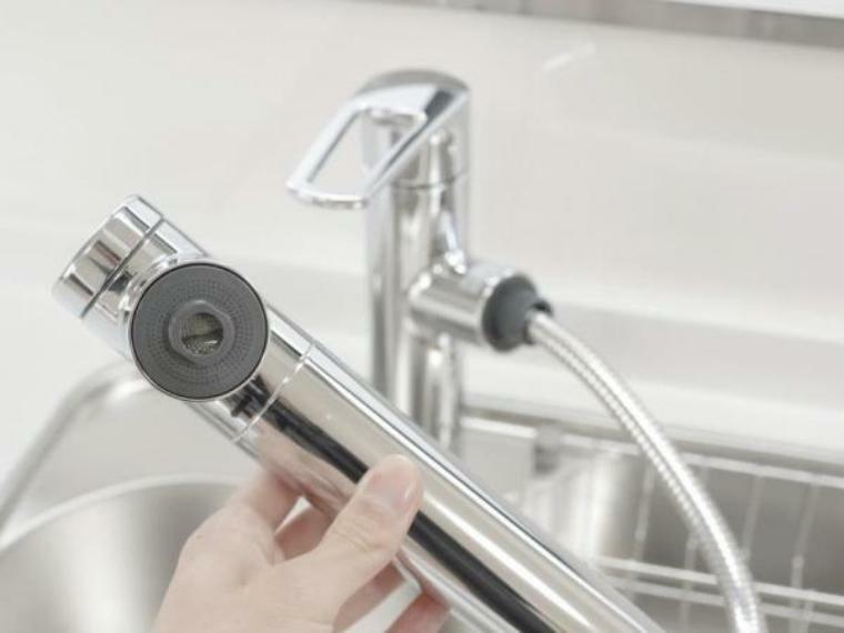 【同仕様写真】新品交換したキッチンの水栓金具はノズルが伸びてシンクのお手入れもラクラクです。水栓本体には浄水機能が内蔵されていて、おいしいお水をつくります。