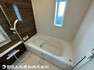 浴室 快適な使い心地とゆとりある空間が1日の疲れを解きほぐすバスルーム。空間も浴槽もゆったりのびのび使えるゆとり設計。広く感じるゆとり設計で快適なリラックスタイムを過ごせます。