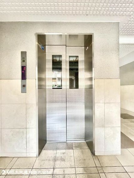 エントランスホール 大きい荷物もエレベーターで楽々持ち運びできますね。