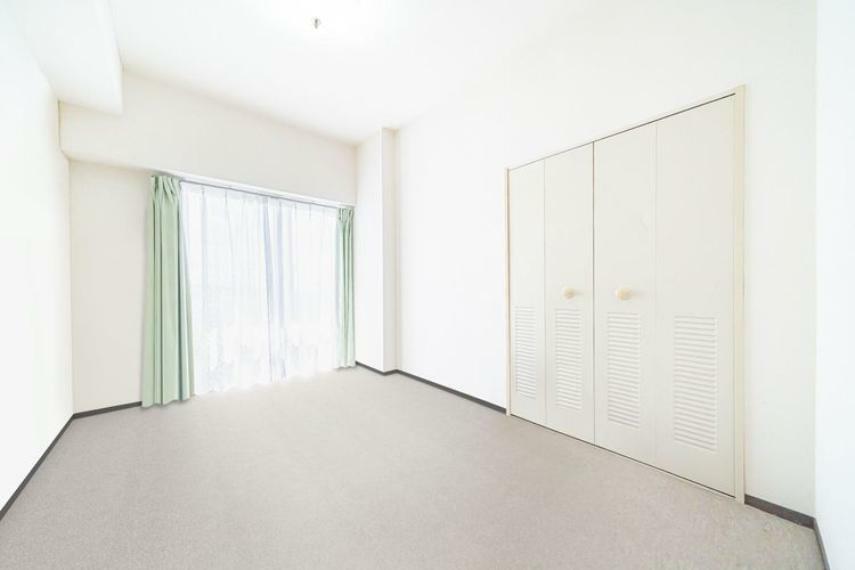 約5.2帖の洋室（3）。お子様の部屋にちょうどいいサイズです。※画像はCGにより家具等の削除、床・壁紙等を加工した空室イメージです。