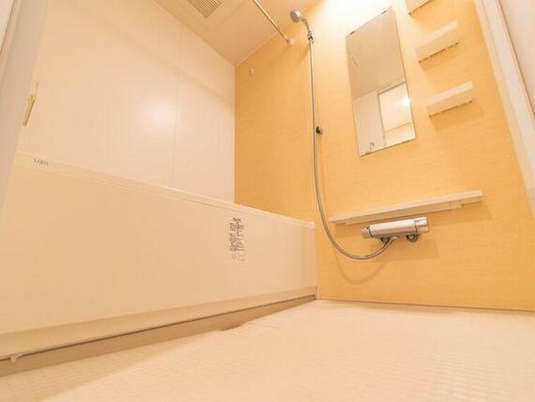 浴室 バスルームにはこのような小棚が設置されております。意外とかさばりやすいバスルームの小物も収納場所が決まっていると整理整頓も楽々ですね。いつでも清潔な空間に。