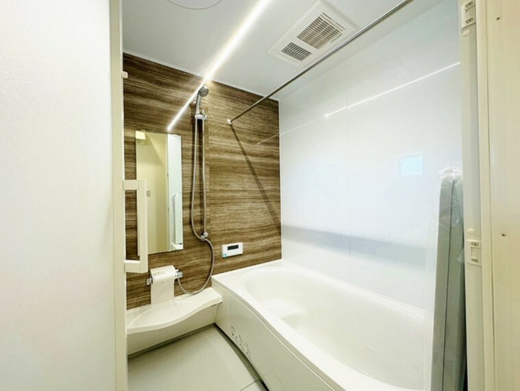 浴室 同仕様の浴室。アクセントパネルを採用し、一日の疲れを癒す事のできる1坪タイプの広々とした浴室換気乾燥暖房付ユニットバスです。