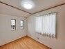 寝室 大きな窓からは快適な光を取り入れ、通気性能を上げる事で居心地の良い空間を演出します。