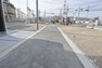 現況写真 物件の西側前面道路（東側から）［2024年2月9日撮影］