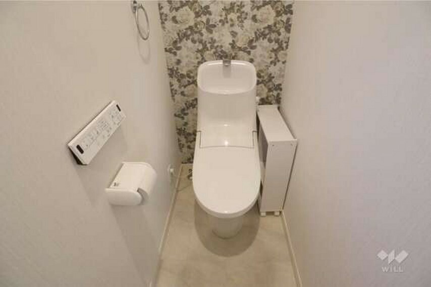 トイレ 2階トイレ。1階と2階とにそれぞれございます。温水洗浄機能付き便座ですので、快適に使えますね！