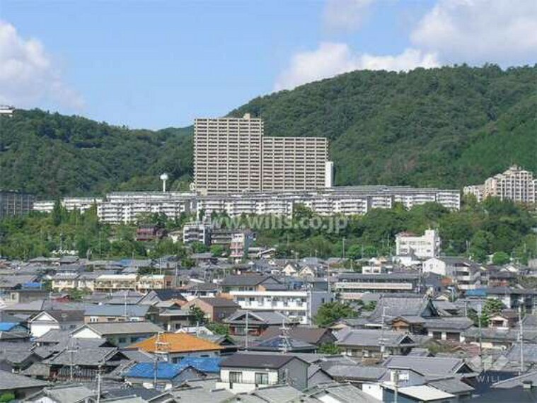 現況写真 箕面如意谷住宅の遠景。周囲を山に囲まれています。