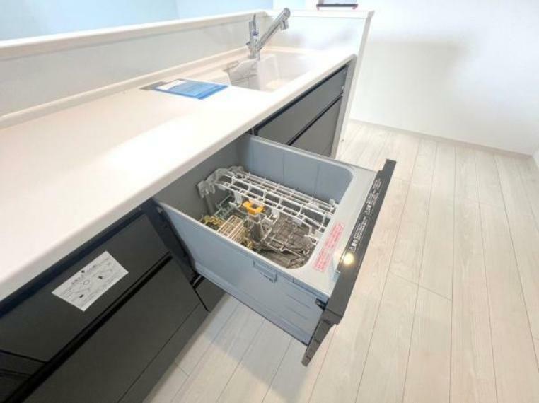 キッチン 《食器洗い乾燥機》■食事後もゆっくり過ごせる食器洗い乾燥機を設置。手洗いよりもキレイに洗え、節水にもなります。