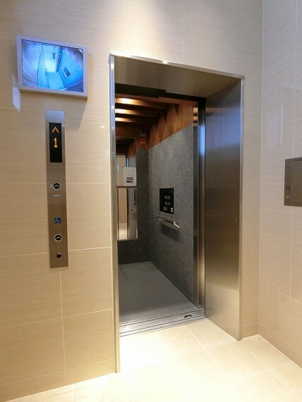 内部の様子も確認できるモニター付きエレベーター