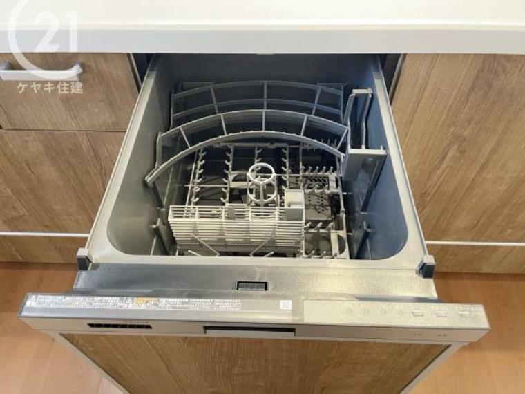 手に優しい、後片づけおまかせの食洗機。ママも食後のだんらんに加われます。