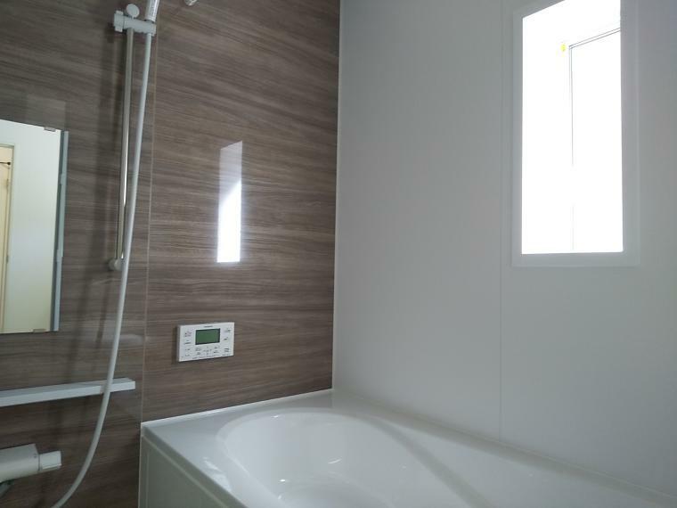 浴室 浴室の床や壁材は水切れが良く翌朝にはカラリとしています。