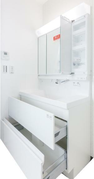 【洗面台】大きく見やすい三面鏡付き洗面化粧台！鏡裏やボウル下にたっぷり収納スペースがあり、生活感の出やすいアイテムも収納可能。（同仕様の設備）