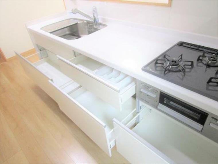 キッチン 【同仕様写真】キッチン収納です。キッチンの収納スペースもしっかりあるので、調味料から調理器具まで整理整頓することができますよ。