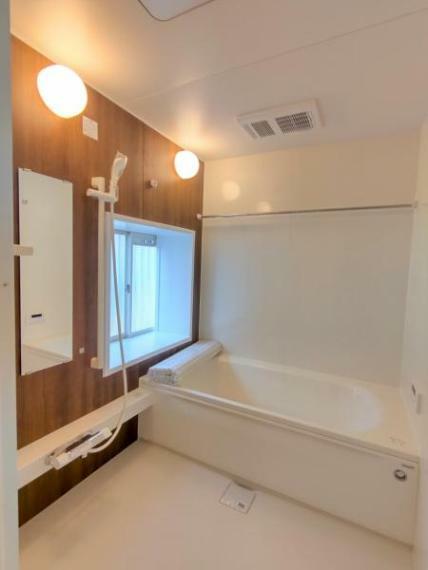 浴室 【リフォーム済】浴室はハウステック製の新品のユニットバスに交換しました。足を伸ばせる1.25坪サイズの広々とした浴槽で、1日の疲れをゆっくり癒すことができますよ。