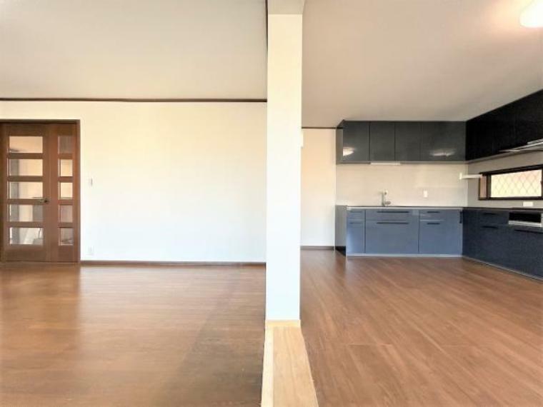 居間・リビング 【リフォーム済】リビングの別角度写真です。キッチンはクリーニングを行いました。収納スペースが大きく、使いやすいキッチンです。