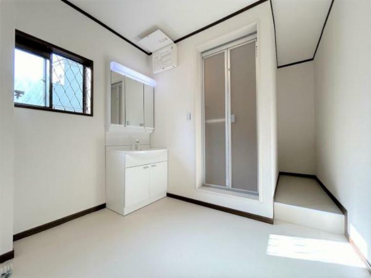 【リフォーム済】洗面所の写真です。浴室の横のスペースは、ちょっとした収納や、物干しスペースとしてお役立てください。