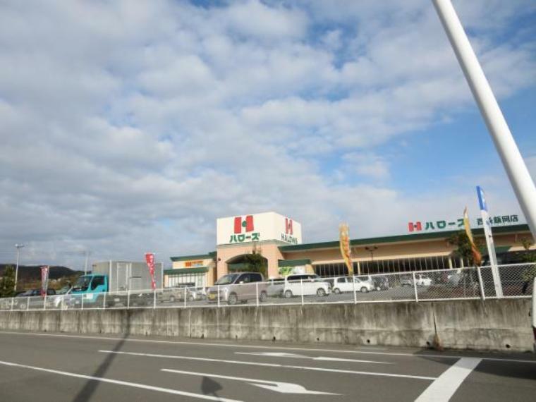 スーパー 【スーパー】ハローズ西条飯岡店まで約1000m（車で約3分）です。急なお買い物にも対応できるスーパーがあると安心ですね。