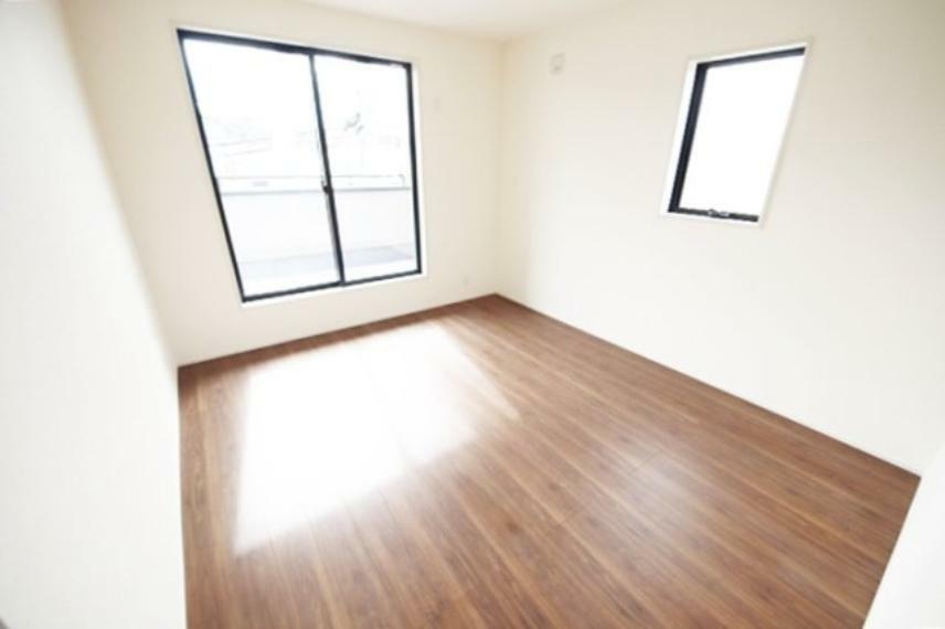 洋室 全居室収納付きで整理整頓が捗り、生活空間をより広く利用できますね