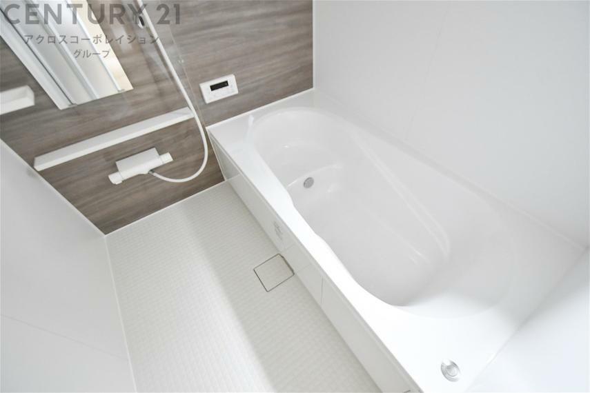 浴室 ユニットバスは省スペースでありながら、シンプルな設計と使いやすさを備え、簡便なメンテナンスが可能です。またミラー・小物置き場もあり便利です。