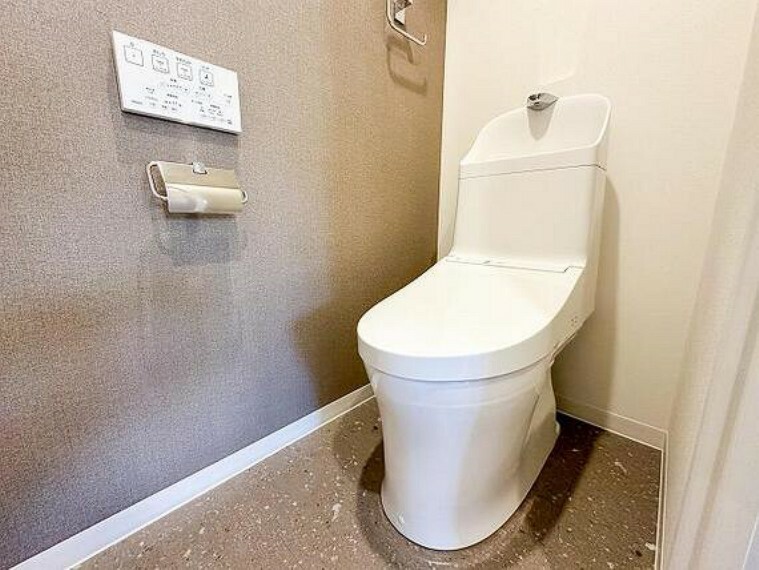 トイレ 温水洗浄便座付きのトイレ。節水でエコロジーなモデルです。