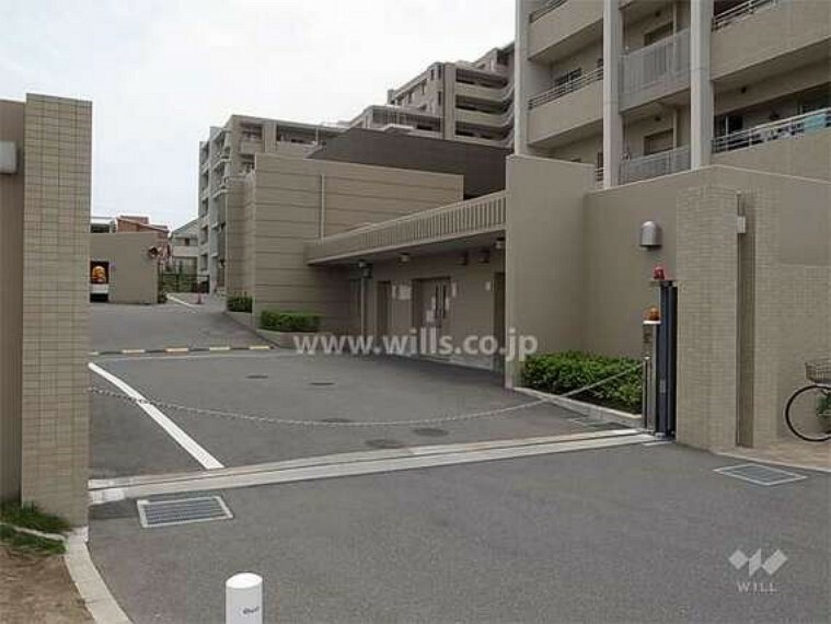 外観写真 【駐車場】敷地内駐車場の入口（ロボットゲート付き）。車が通りやすい幅が確保されています。