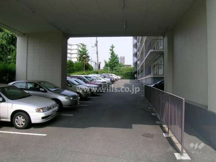 【敷地内駐車場】マンションの敷地内駐車場です。屋外屋内ともございます。平面式の駐車場です。