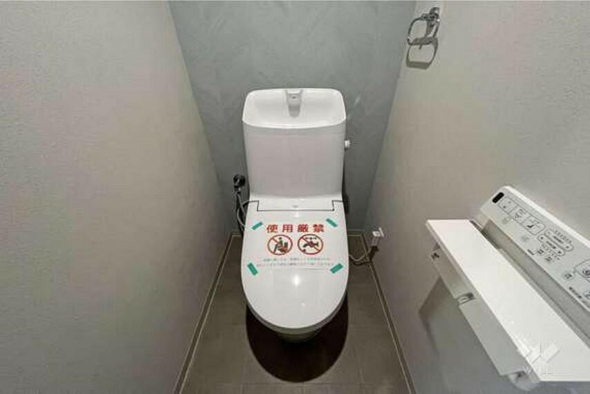 【トイレ】お手洗いはシンプルかつコンパクトになっております。壁の色がアクセントになっております。