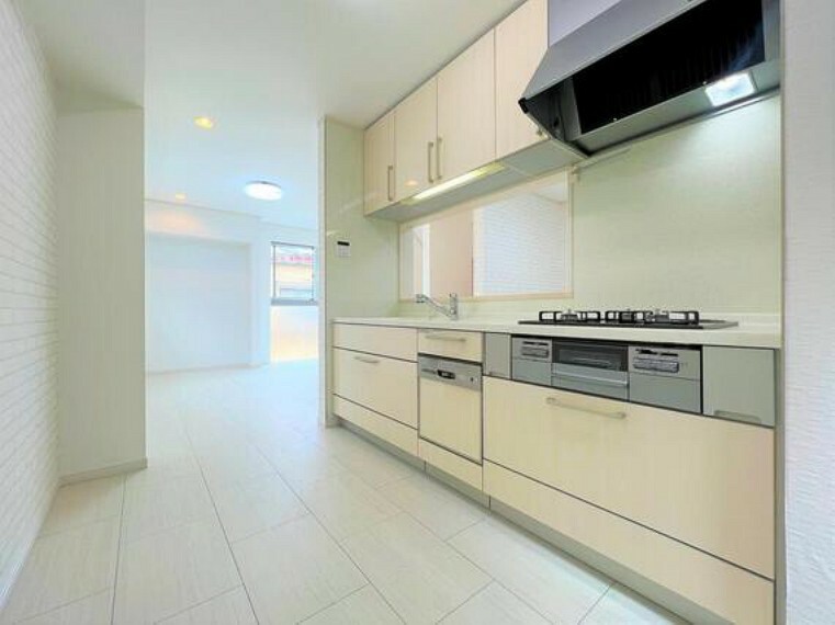キッチン ご家族みんなで調理ができる位のスペースを実現したキッチン空間となっております。