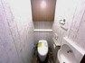 トイレ 汚れをふき取り易いフロアや壁紙をチョイス。温水洗浄便座など、とても清潔にご使用いただけます。