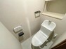 トイレ 白を基調とした清潔感のあるトイレ。温水洗浄便座付です。