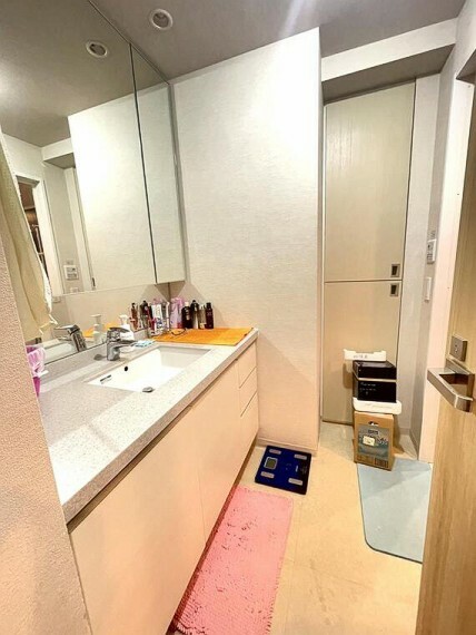洗面化粧台 使いやすい洗面台のベースキャビネットには収納スペースもたっぷり。十分な大きさの鏡も自慢です。