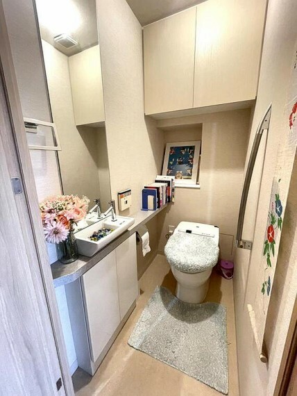 トイレ トイレを快適にする温水洗浄便座付。トイレットペーパーをストックできる収納もあります。