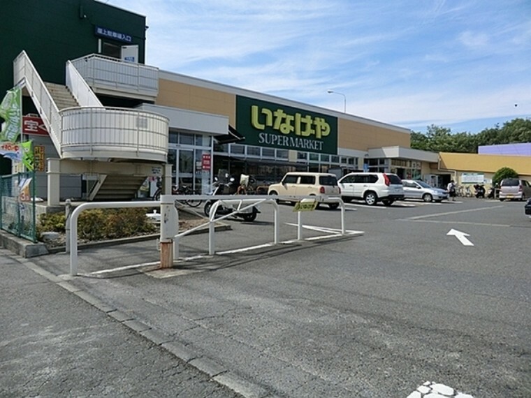 スーパー いなげや横浜左近山店 左近山団地内にあるスーパーです。 店舗内が広く野菜や精肉関係の品揃えも豊富。