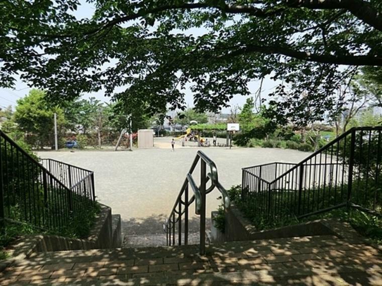 公園 上矢部坂本公園 広場と遊具が分かれていて小さい子でも安心です。