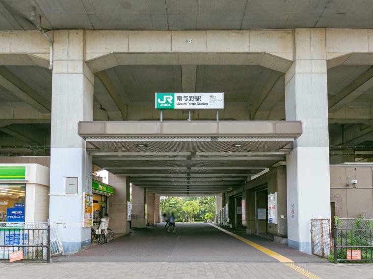 埼京線「南与野」駅（JR埼京線の各駅停車駅。埼京線の開通と同時に開業しました。旧・与野市の中心地にある駅です。周辺には住宅も商業施設も多いため、利用者数は快速停車駅である隣の「与野本町」駅よりも多いです。）