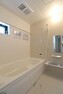 浴室 浴室暖房換気乾燥機付きなので冬場も温かく、体温の急激な変化を防ぎます。