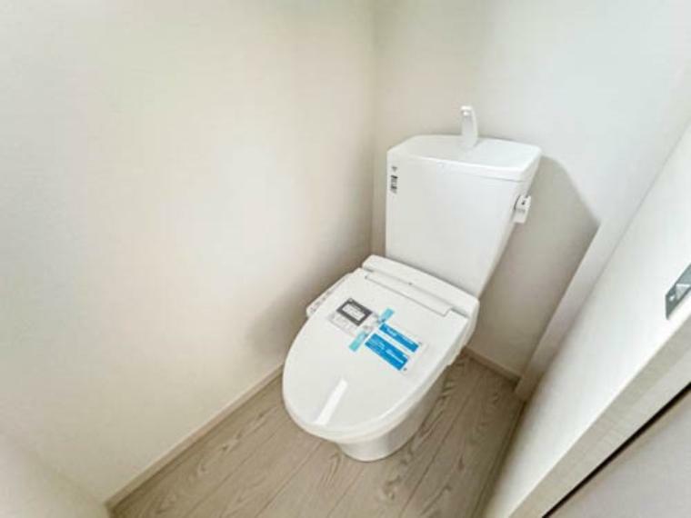 トイレ トイレ・ウォシュレット付。快適で衛生的な洗浄機能付温水シャワートイレです。　収納や手すりもついてます。