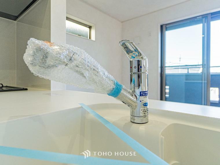 【浄水器一体型水栓】手洗いに比べ節水効果が高く、食器の洗浄から乾燥まで、食後の水仕事を軽減します。