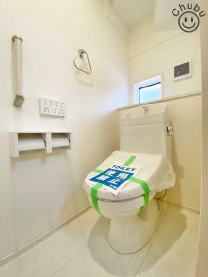 トイレ 温水洗浄暖房便座付トイレ　いつも清潔にお使いいただけるよう、ウォシュレットの操作パネルは壁付けリモコンになってます。